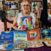 Salvadoreño conserva más de 50 años de historia de los mundiales en una sola colección
