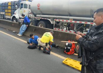 Dos heridos y daños materiales tras colisión de motociclistas en Nejapa
