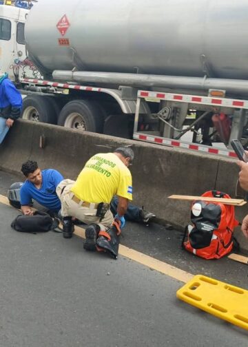Dos heridos y daños materiales tras colisión de motociclistas en Nejapa