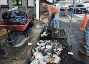 Autoridades de Gobierno piden no botar basura en las calles para evitar inundaciones