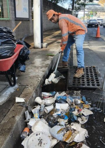 Autoridades de Gobierno piden no botar basura en las calles para evitar inundaciones