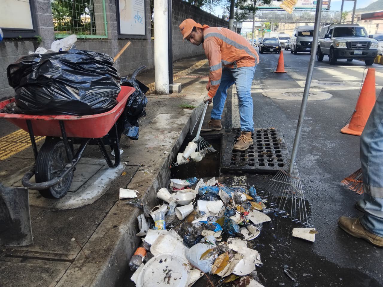 Autoridades de Gobierno piden no botar basura en las calles 