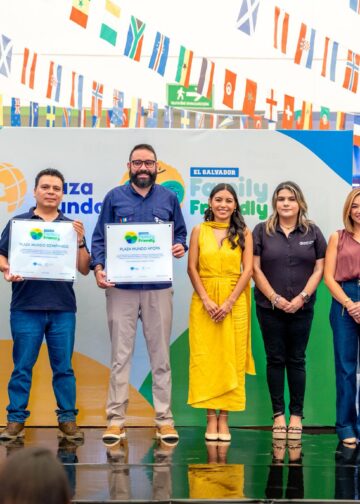 Plaza Mundo Apopa y Soyapango reciben Sello Family Friendly por su compromiso con las familias