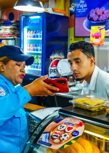 Multan a panadería por botar basura fuera de horario autorizado