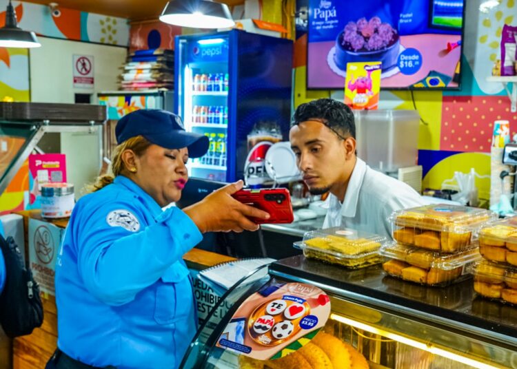 Multan a panadería por botar basura fuera de horario autorizado