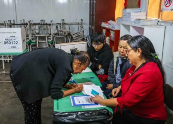 Perú define su futuro político en la segunda vuelta electoral