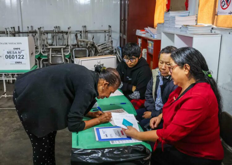 Perú define su futuro político en la segunda vuelta electoral