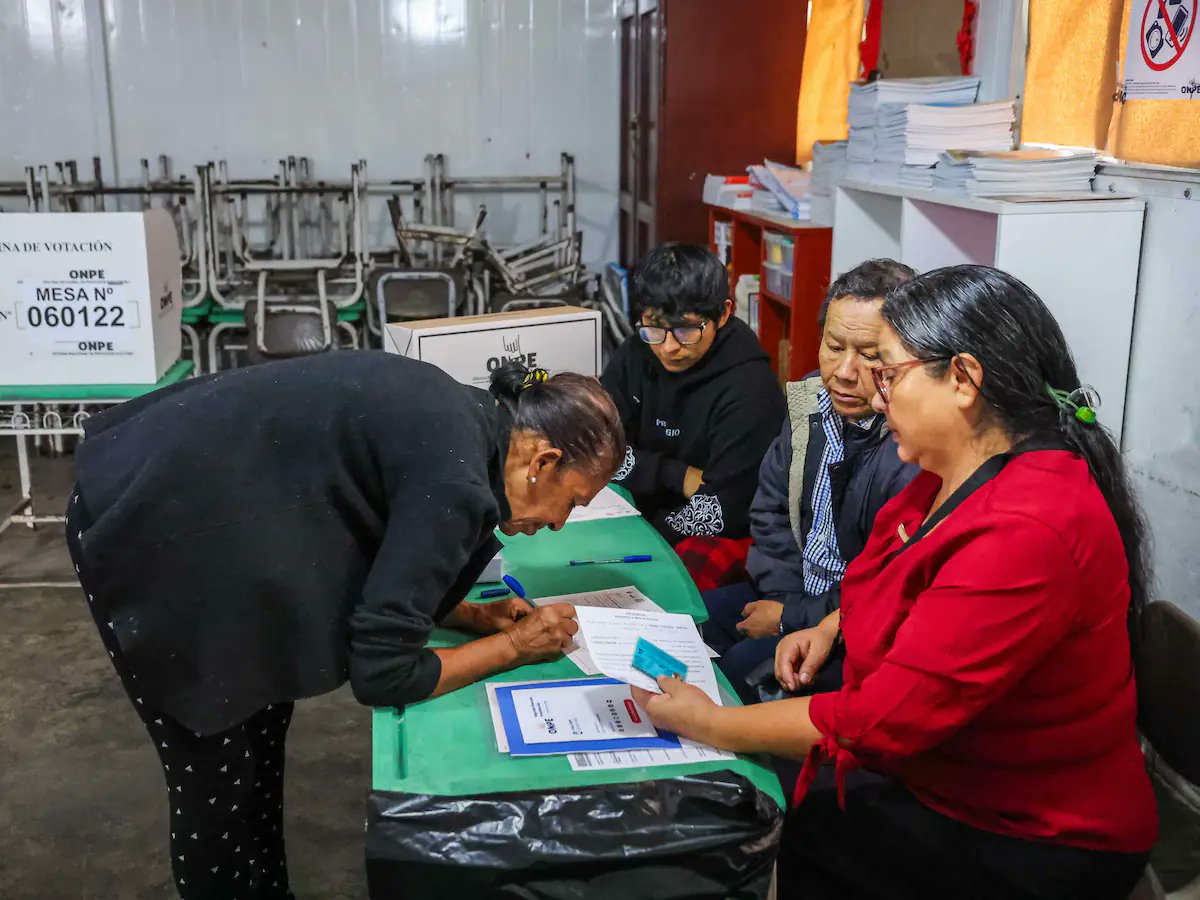 Perú define su futuro político en la segunda vuelta electora