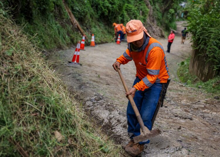 Gobierno trabaja en mejorar calles de acceso a las escuelas
