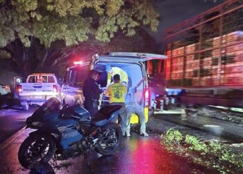 Motociclistas colisionan con rama caída en carretera hacia Santa Ana