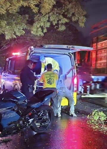 Motociclistas colisionan con rama caída en carretera hacia Santa Ana