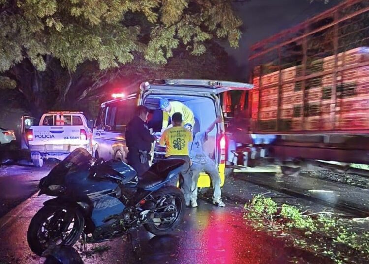 Motociclistas colisionan con rama caída en carretera hacia Santa Ana
