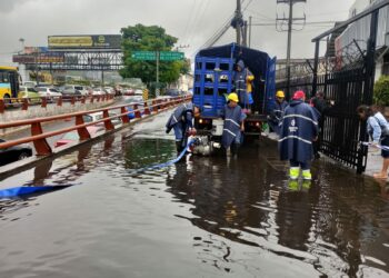 Atienden calle anegada en zona del monumento “Hermano Bienvenido a Casa”