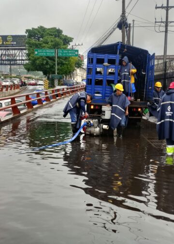 Atienden calle anegada en zona del monumento “Hermano Bienvenido a Casa”