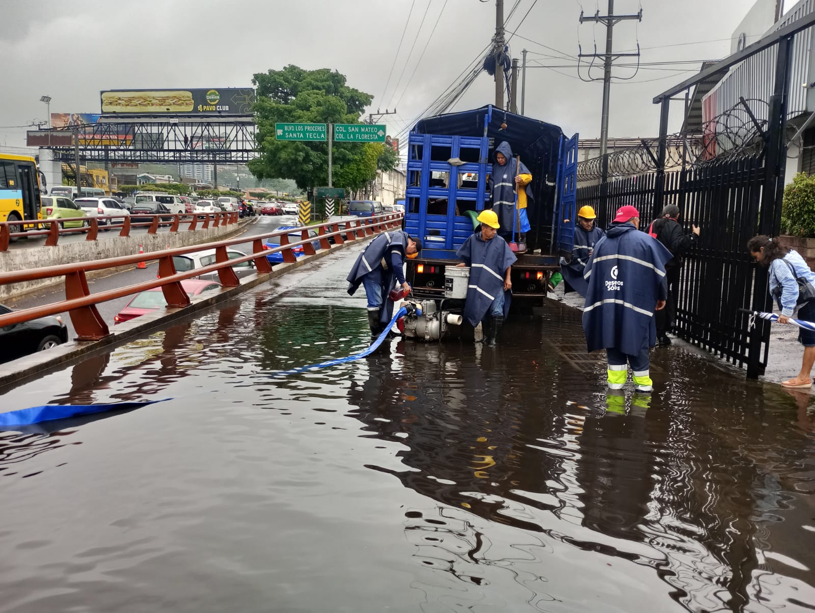 Atienden calle anegada en zona del monumento “Hermano Bienvenido a Casa”