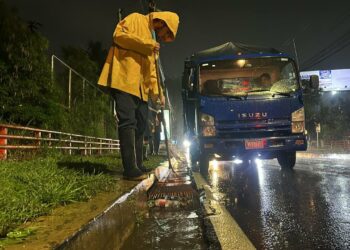Ejecutan labores de limpieza en tragantes y cunetas de San Salvador