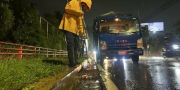 Ejecutan labores de limpieza en tragantes y cunetas de San Salvador