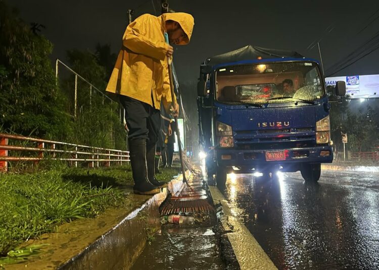 Ejecutan labores de limpieza en tragantes y cunetas de San Salvador