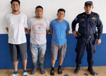 Riña entre hombres que consumían alcohol deja un lesionado y tres capturados
