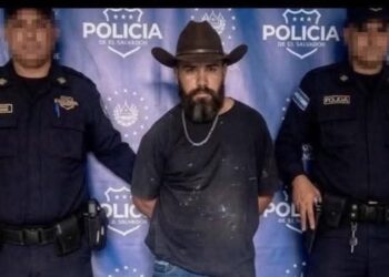 Sorprenden a sujeto con una vaca al interior de mototaxi en La Unión