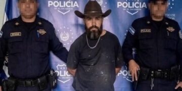 Sorprenden a sujeto con una vaca al interior de mototaxi en La Unión