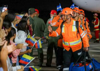 Arriba a Venezuela primer contingente de rescatistas salvadoreños