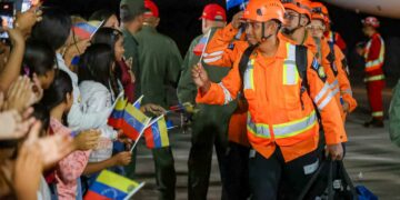 Arriba a Venezuela primer contingente de rescatistas salvadoreños