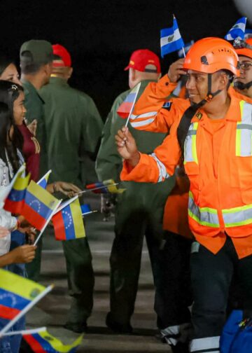 Arriba a Venezuela primer contingente de rescatistas salvadoreños