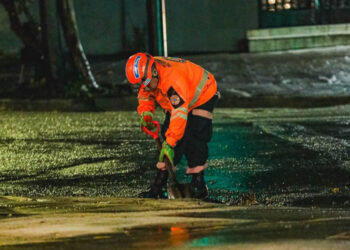 Realizan limpieza preventiva de tragantes y cunetas ante las recientes lluvias en San Salvador