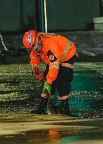 Realizan limpieza preventiva de tragantes y cunetas ante las recientes lluvias en San Salvador