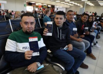 El contingente más grande de salvadoreños parte rumbo a Canadá con oportunidades laborales