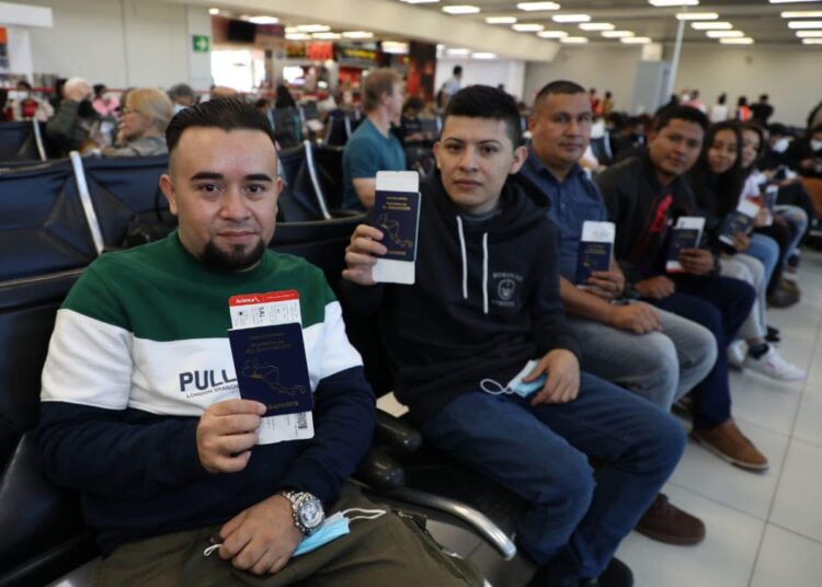 El contingente más grande de salvadoreños parte rumbo a Canadá con oportunidades laborales
