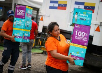 Contingente salvadoreño traslada ayuda a familias afectadas por los sismos en Venezuela