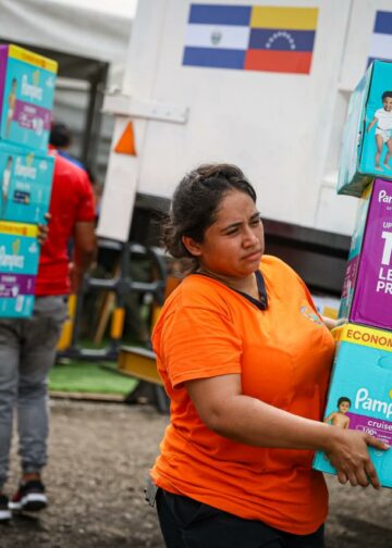 Contingente salvadoreño traslada ayuda a familias afectadas por los sismos en Venezuela