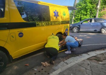 Percance vial entre sedán y motocicleta deja un lesionado en Zacatecoluca