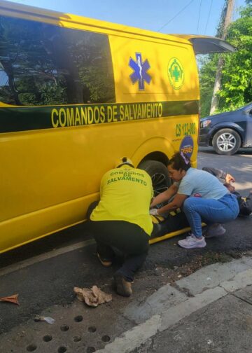 Percance vial entre sedán y motocicleta deja un lesionado en Zacatecoluca
