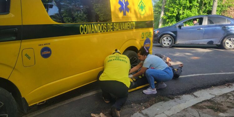 Percance vial entre sedán y motocicleta deja un lesionado en Zacatecoluca