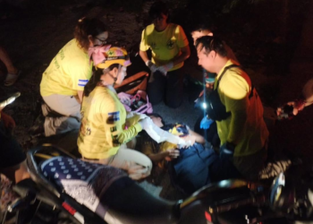 Conductor huye tras impactar dos motocicletas y dejar tres lesionados en la Troncal del Norte