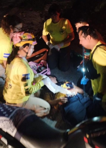 Conductor huye tras impactar dos motocicletas y dejar tres lesionados en la Troncal del Norte