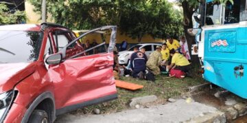 Bus de la ruta 38-C impacta camioneta y deja varios lesionados en San Salvador
