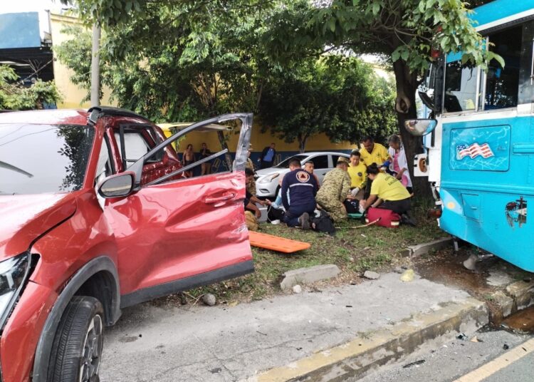 Bus de la ruta 38-C impacta camioneta y deja varios lesionados en San Salvador