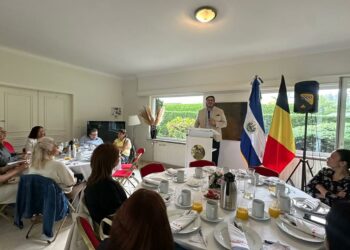 Madres salvadoreñas en Bélgica reciben reconocimiento por su esfuerzo y compromiso con sus familias