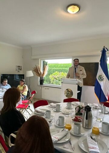 Madres salvadoreñas en Bélgica reciben reconocimiento por su esfuerzo y compromiso con sus familias