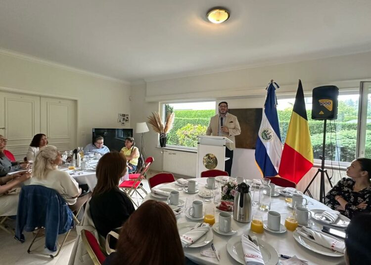 Madres salvadoreñas en Bélgica reciben reconocimiento por su esfuerzo y compromiso con sus familias