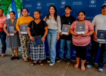 Familias de Morazán Sur reciben sus escrituras de propiedad tras 43 años de espera
