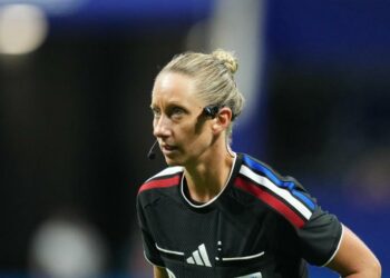 Tori Penso hace historia como la segunda mujer en arbitrar un partido de un Mundial masculino
