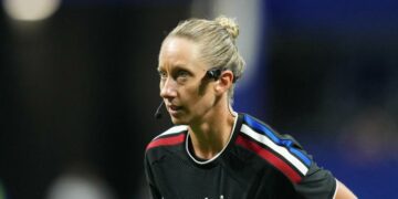 Tori Penso hace historia como la segunda mujer en arbitrar un partido de un Mundial masculino
