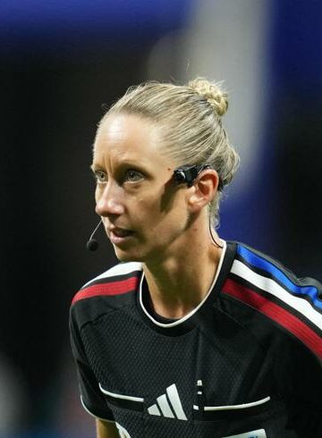 Tori Penso hace historia como la segunda mujer en arbitrar un partido de un Mundial masculino