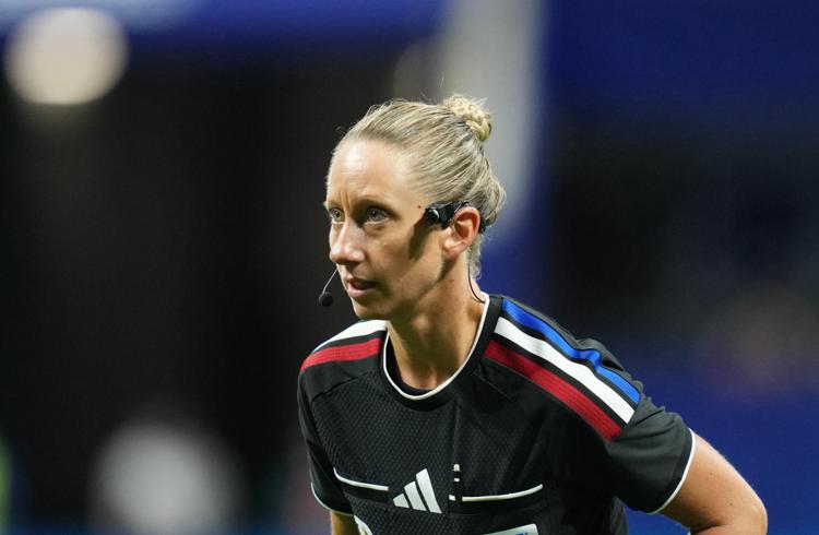 Tori Penso hace historia como la segunda mujer en arbitrar un partido de un Mundial masculino