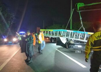 Fuertes vientos provocan caída de valla publicitaria sobre vehículo en San Martín
